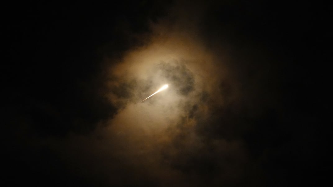 Ракета летит в небе над центральной частью Израиля, 1 октября 2024 года