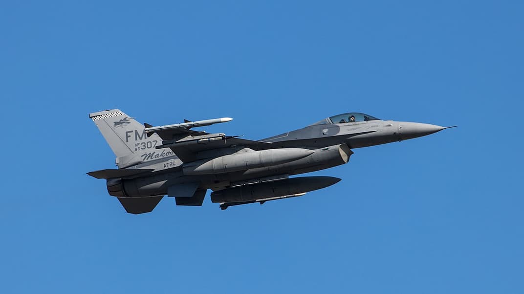 Истребитель F-16 ВВС США. Иллюстративное фото