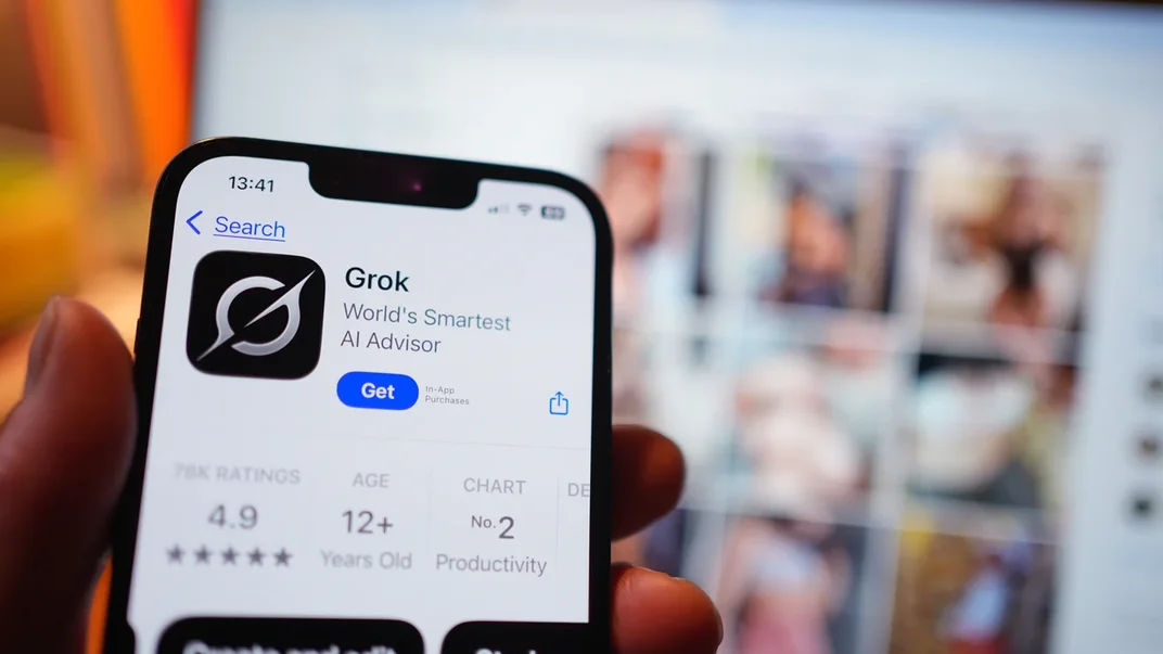 Ілюстративне фото. Застосунок штучного інтелекту Grok в App Store на iPhone на тлі результатів пошуку на платформі соціальних мереж X