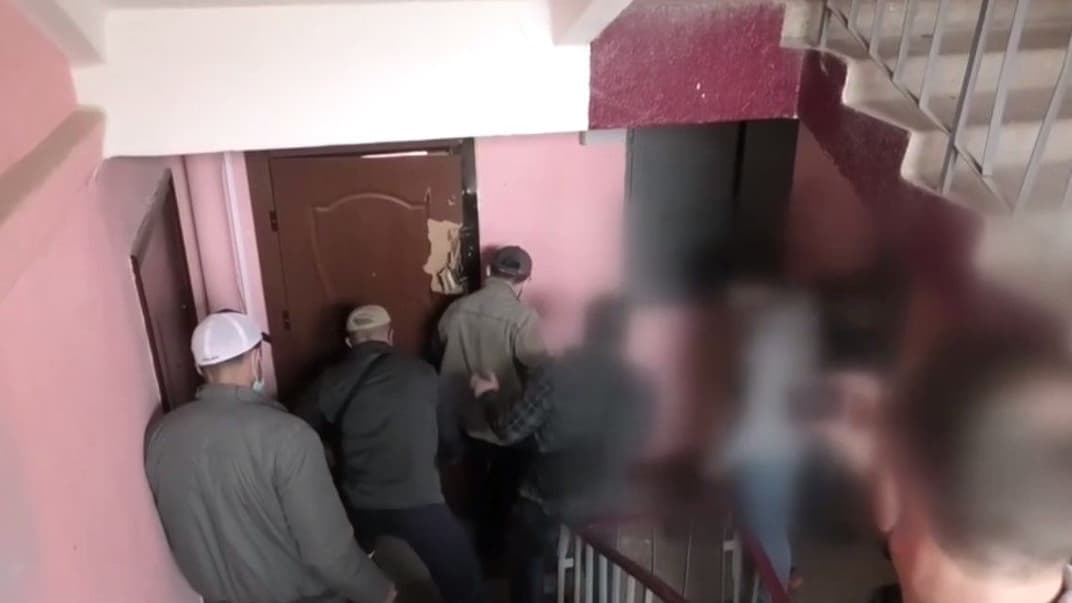 Сотрудники КГБ Беларуси врываются в квартиру жителя Минска, 28 сентября 2021 года