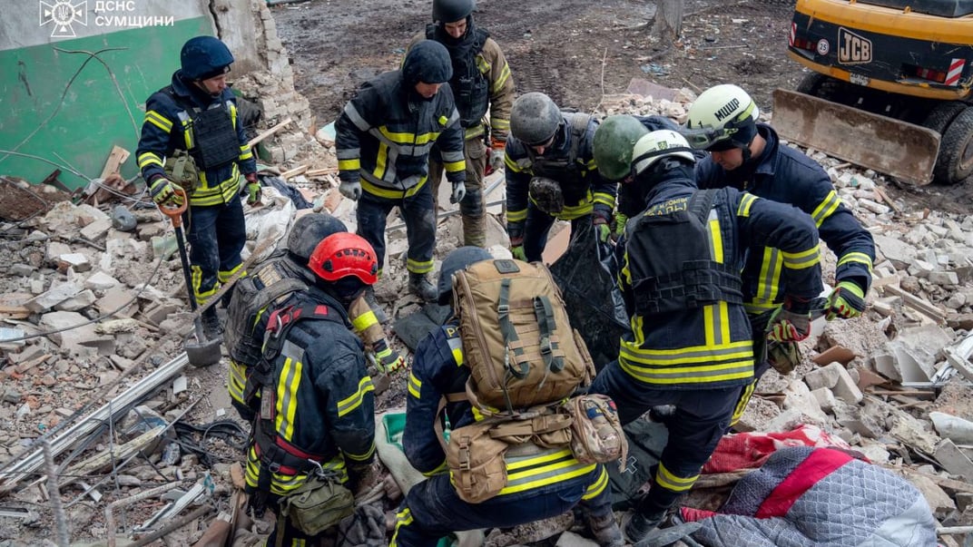Рятувальники працюють на місці російського удару в Глухові, 19 листопада 2024 року