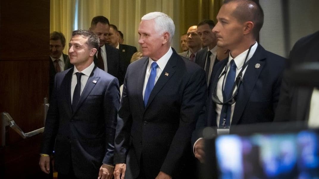 Президент Украины Владимир Зеленский во время встречи с вице-президентом США Майком Пенсом в Польше