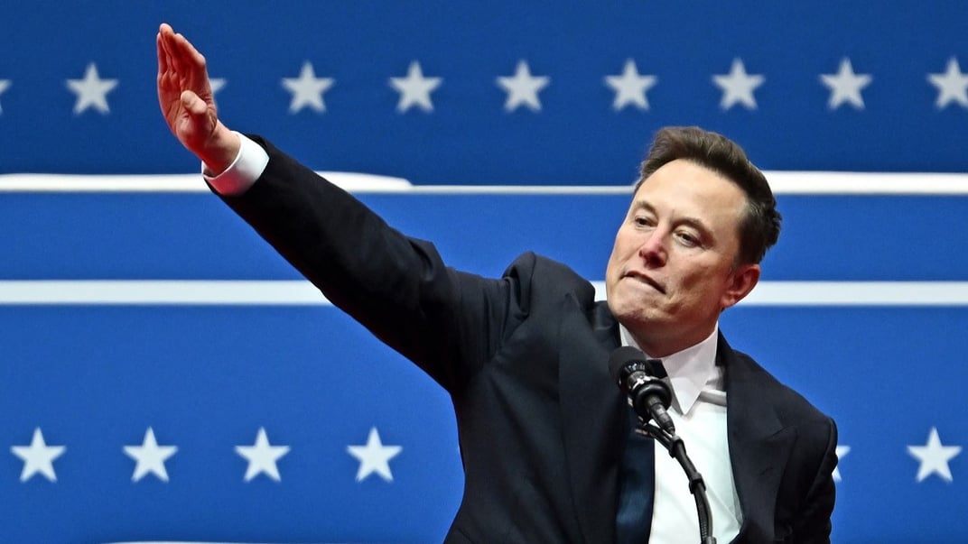 Генеральний директор Tesla та SpaceX Ілон Маск робить жест рукою під час інавгураційного параду в Capitol One Arena у Вашингтоні, 20 січня 2025 року