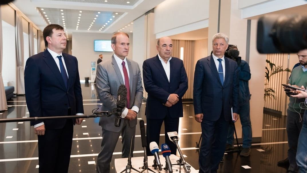 Народні депутати Тарас Козак (крайній зліва) і Віктор Медведчук (другий зліва)