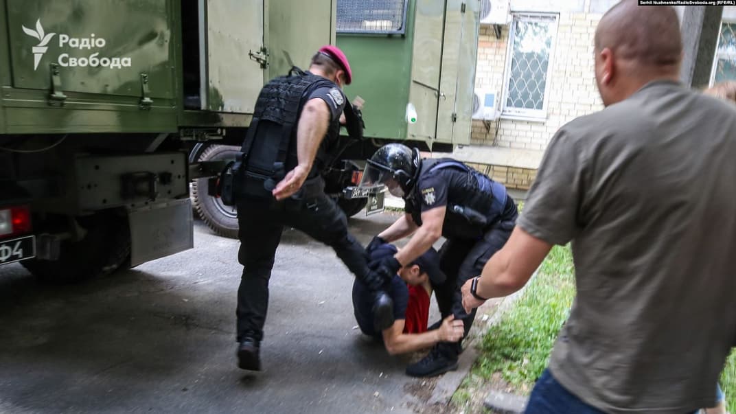 Поліцейські б'ють одного з учасників акції біля суду по Сергію Стерненку, Київ, 15 червня 2020 року