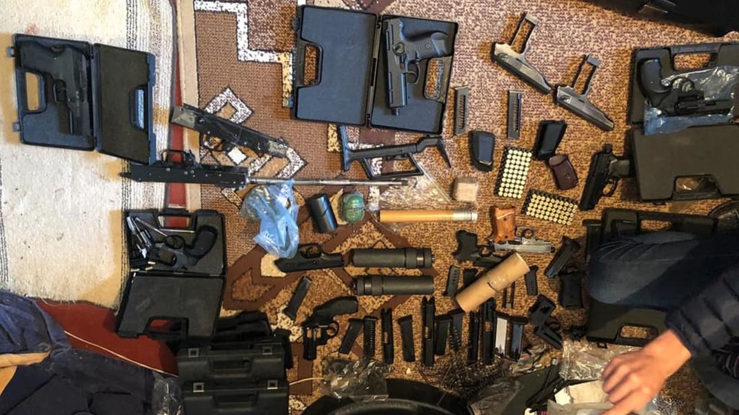 Священник во Львовской области занимался небожим промыслом: делал из травматического оружия боевое, и это не впервые