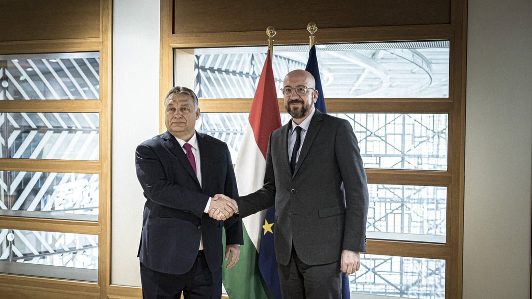 Премьер-министр Венгрии Виктор Орбан с президентом Европейского Совета Шарлем Мишелем