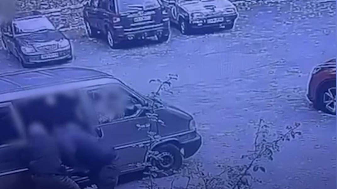 Поліціянти б'ють чоловіка біля ТЦК у Києві
