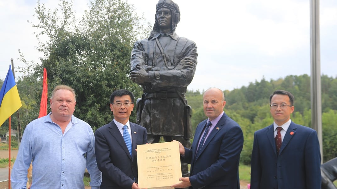 Китайські дипломати разом з представниками української влади на відкритті пам’ятника Григорію Кулішенку