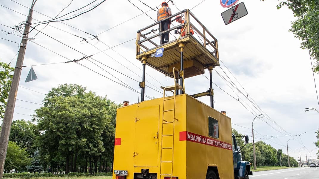 Иллюстративная фотография. Работники «Киевпасстранса» восстанавливают поврежденные в результате российских обстрелов участки контактной электросети, июль 2022 года