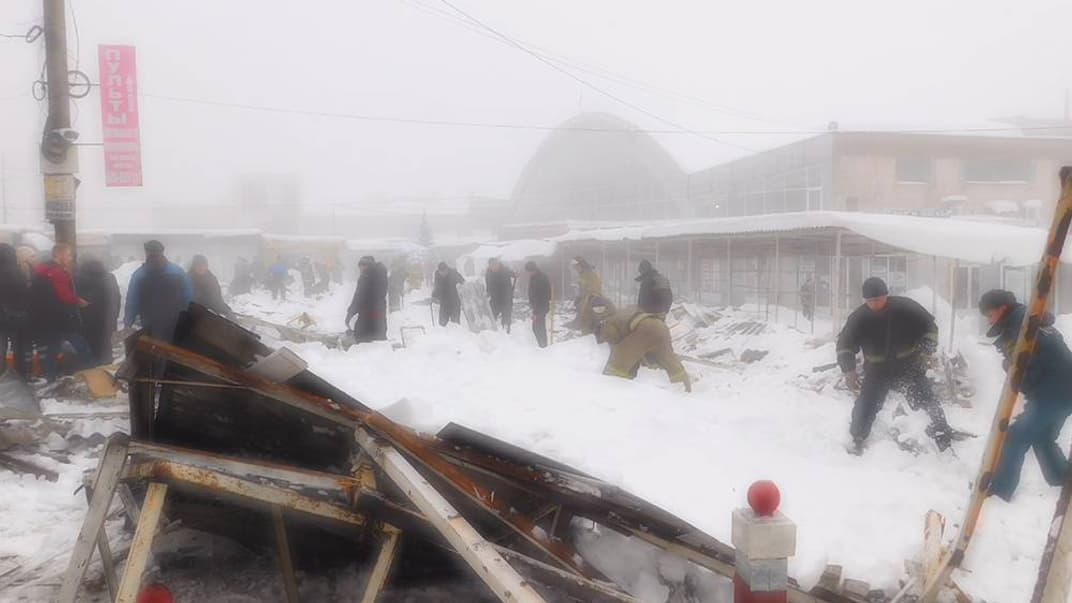 В окупованій Макіївці на «Червоному ринку» обвалився дах торгового ряду.