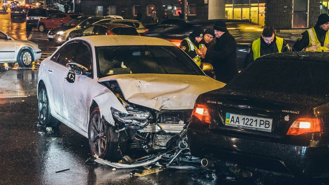 У Києві біля Цирку зіткнулись п'ять авто: є постраждалі