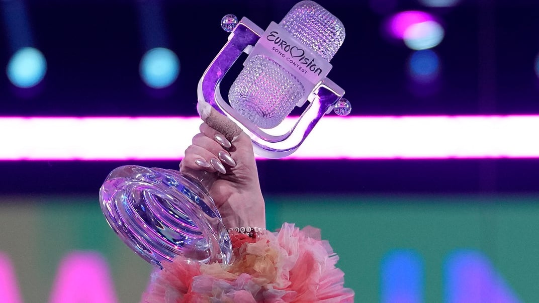 Победители «Евровидения-2024» Nemo держат награду в гранд-финале в Мальме, Швеция, 12 мая 2024 года