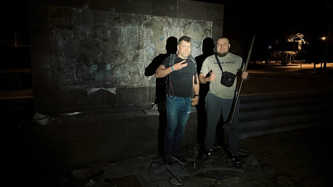 Активисты у разбитого барельефа с изображением Ленина