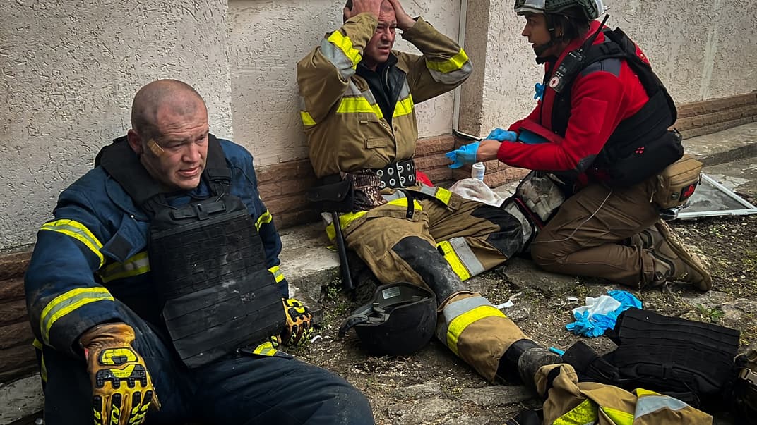 Рятувальники після вибуху в Миколаєві 24 квітня 2024 року