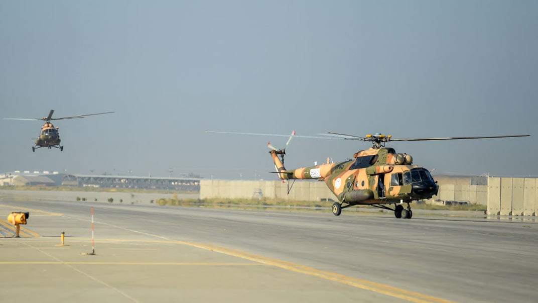 Ілюстративне фото. Афганські гелікоптери пролітають над авіабазою Баграм у Афганістані, 2024 рік