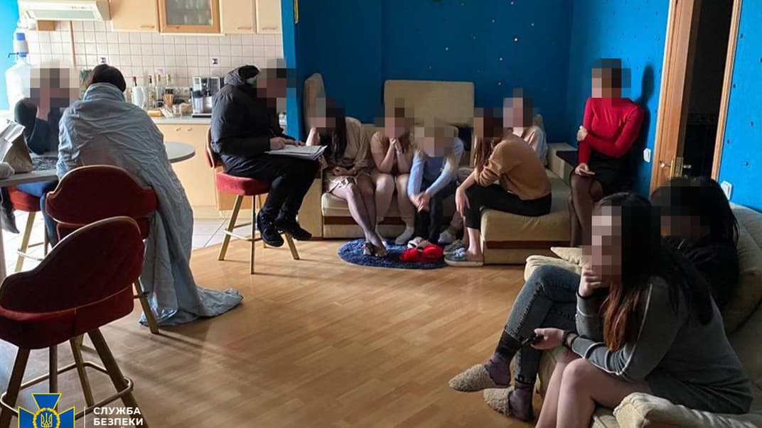 Правоохоронці проводять слідчі дії в одному з місць роботи угруповання