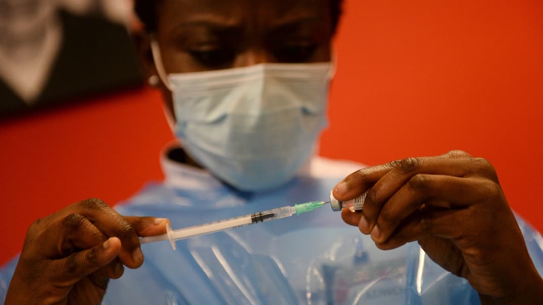 ВОЗ одобрила к использованию первую вакцину от коронавируса. Это ускорит ее утверждение и распределение в мире