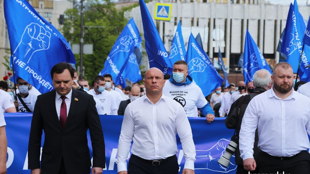 Депутати Віктор Чорний (зліва) та Ілля Кива (у центрі) на марші «Вони не пройдуть», Київ, 9 травня 2021 року