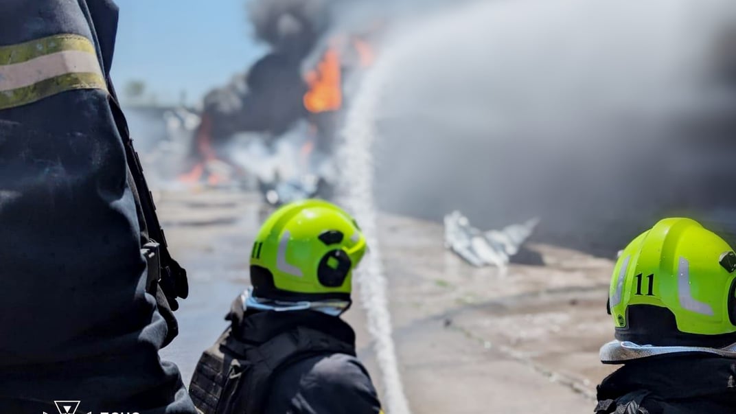 Спасатели тушат пожар в Кривом Роге, 4 июля 2025 года