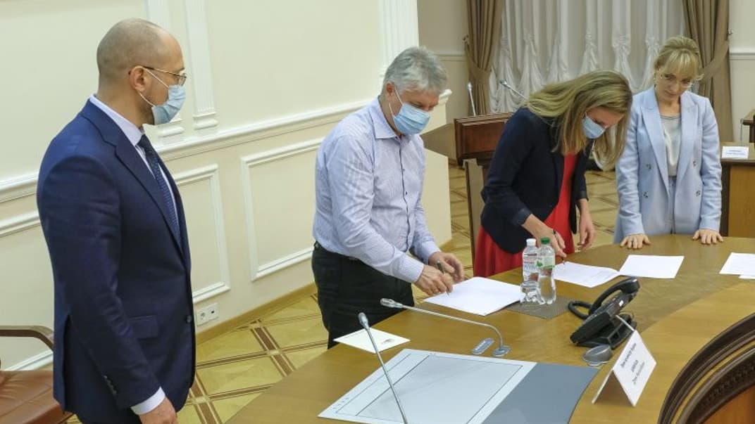 Премьер-министр Денис Шмыгаль (слева), и.о. министра энергетики Ольга Буславець (справа) во время пиписання меморандума, Киев, 10 июня 2020 года
