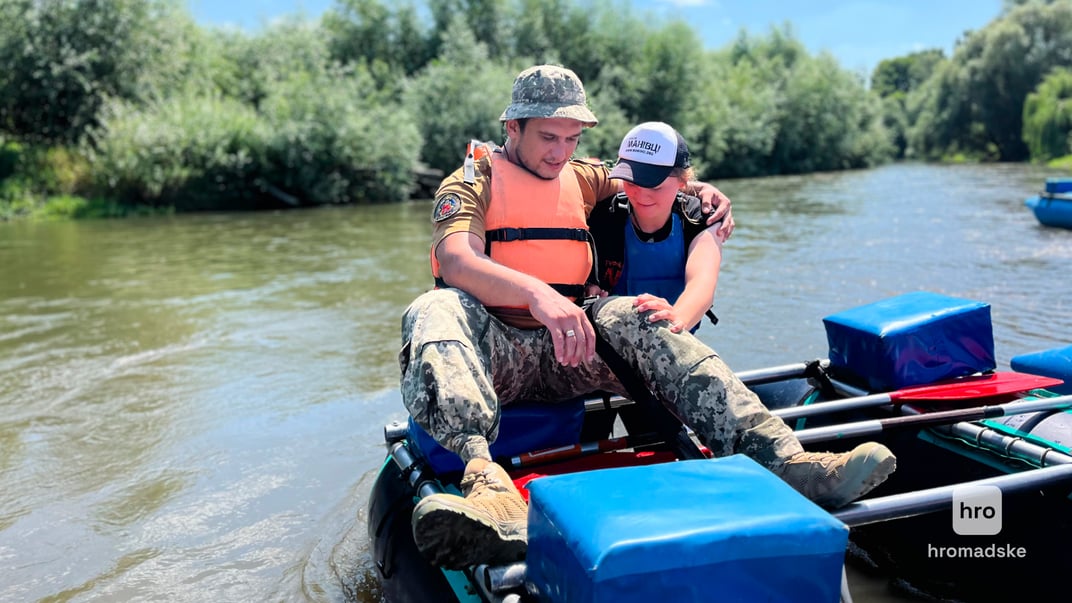 Военный с протезом во время сплава во Львовской области