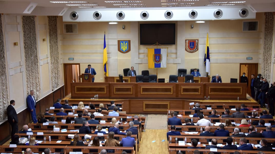 Блокирование трибун, драки, «минирование» от ОПЗЖ и пророссийские партии за бортом: первая сессия Одесского облсовета