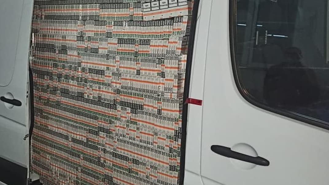 Пограничники разоблачили псевдодипломата: он пытался «проскочить» с полным микроавтобусом контрабандных сигарет