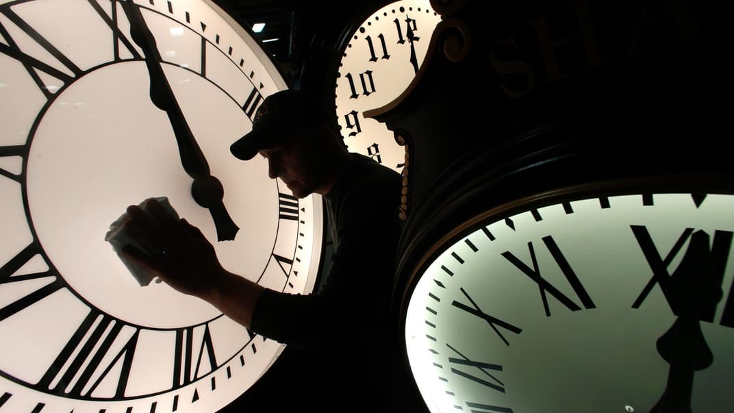 Чоловік витирає поштовий годинник у Electric Time Company перед переведенням на літній час, Inc., Медфілд, Массачусетс, 7 березня 2014 року.