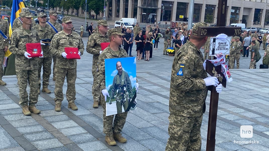 Церемония прощания с пилотом Валентином Коренчуком в Киеве, 18 июня 2024 года