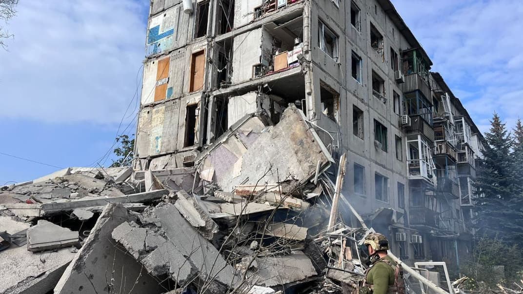 Последствия российского авиаудара по пятиэтажке в Авдеевке