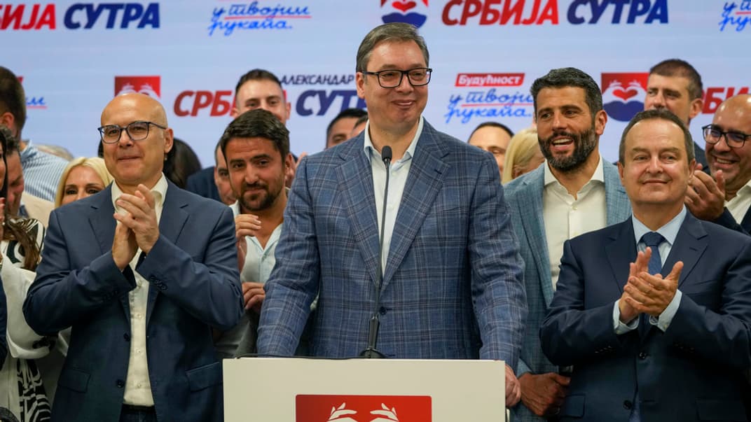 Президент Сербии Александр Вучич во время выступления в штаб-квартире своей партии во время местных выборов в Белграде 2 июня 2024 года
