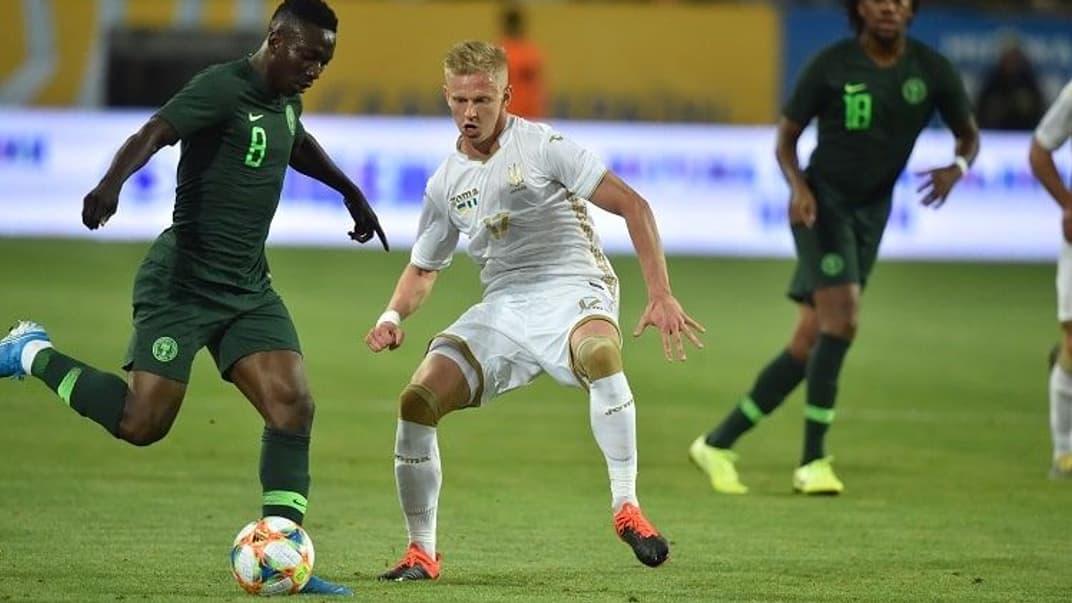 Полузащитник сборной Украины Александр Зинченко (в центре) в матче против Нигерии, Днепр, 10 сентября 2019 год