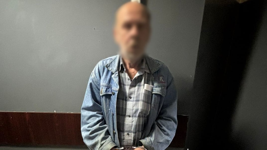 Літній чоловік, який оголювався перед дітьми