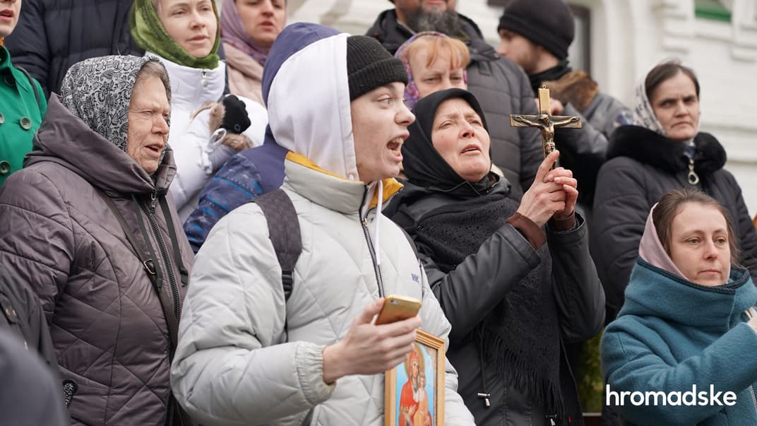 Священнослужители и верующие Украинской православной церкви московского патриархата отказываются впускать комиссию Министерства культуры и информационной политики, 31 марта 2023 года