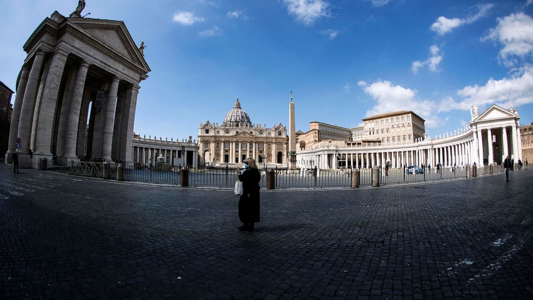 Верующая крестится во время воскресной молитвы Angelus на пустой площади Святого Петра в Ватикане, Италия, 15 марта 2020 года