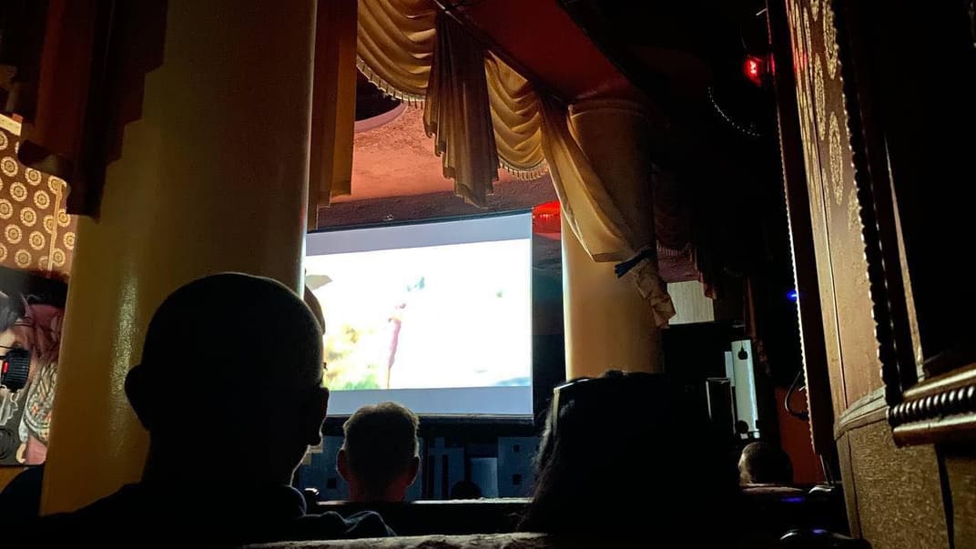 Із міркувань безпеки точний час і місце кінопоказів публічно не розголошували. Дізнатися можна було тільки після реєстрації через соціальні мережі