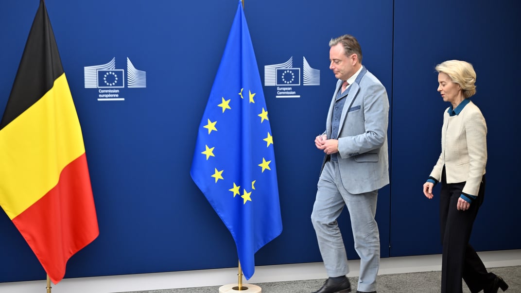 Прем'єр-міністр Бельгії Барт де Вевер (ліворуч) із президенткою Європейської комісії Урсулою фон дер Ляєн у Брюсселі, Бельгія, 14 листопада 2025 року