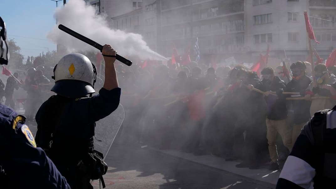Столкновение полиции со студентами перед парламентом во время демонстрации в Афинах, Греция, пятница, 8 марта 2024 года