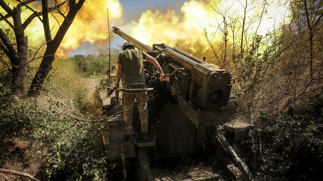 Бойцы 24 бригады стреляют из 152-мм пушки «Гиацинт-С»