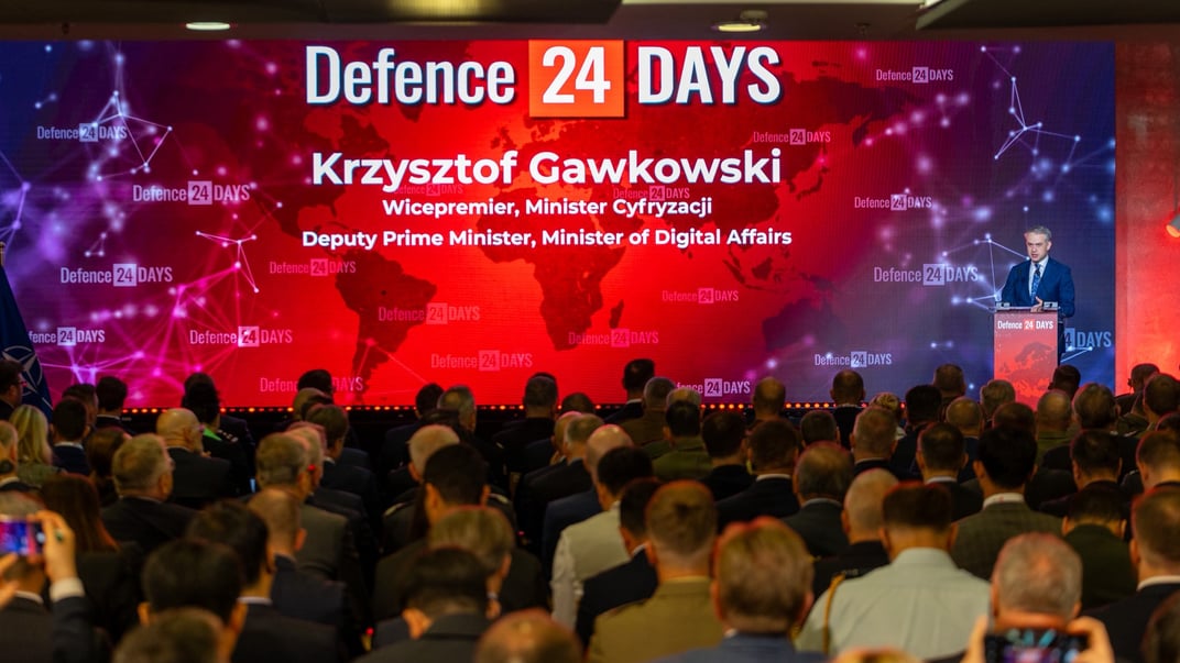 Міністр цифровізації Польщі Кшиштоф Гавковський виступає на на конференції з питань оборони, 6 травня 2025 року