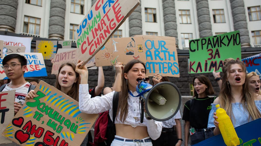 Українські учасники Всесвітнього страйку молоді проти глобальних змін клімату біля будівлі Уряду, Київ, 24 травня 2019 року