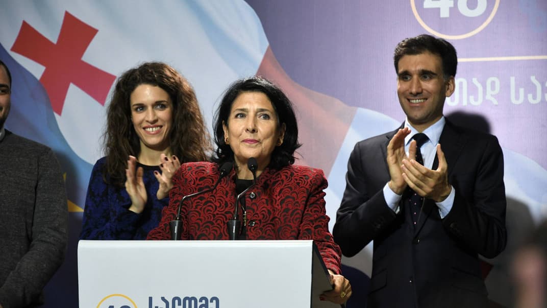 Саломе Зурабішвілі (по центру) святкує перемогу після оголошення результатів ЦВК, 28 листопада 2018 року