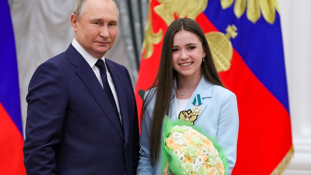 глава росії володимир путін з фігуристкою Камілою Валієвою під час церемонії нагородження переможців зимових Олімпійських ігор 2022 року в Пекіні, Москва, 26 квітня 2022 року