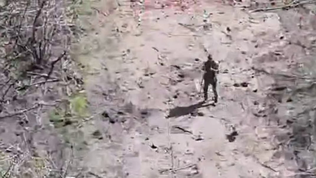 російкий FPV-дрон підлітає до російського військового
