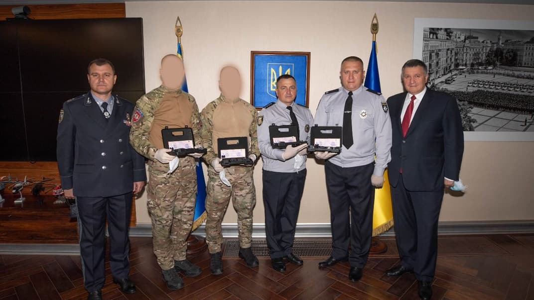 Арсен Аваков вручил наградное оружие четырем полицейским, которые отличились во время задержания, поиска и убийства полтавчанина Романа Скрыпника