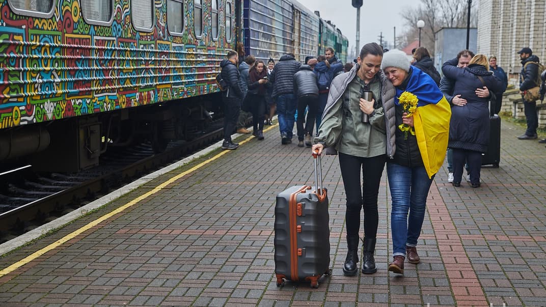 «Я еду, чтобы обнять Херсон сердцем!» В освобожденный город прибыл первый поезд