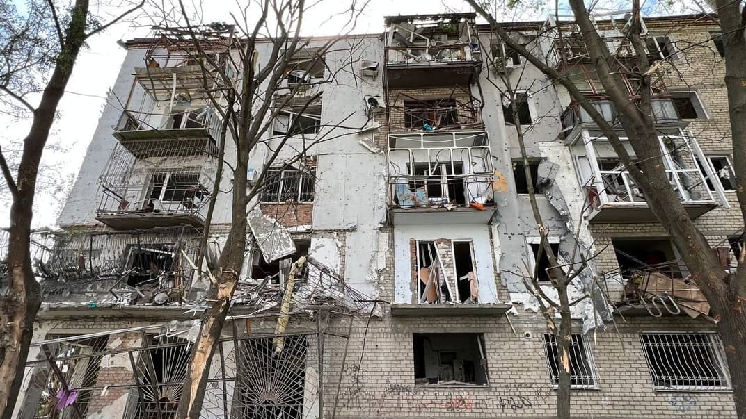 Пошкоджена внаслідок обстрілу багатоповерхівка у Миколаєві