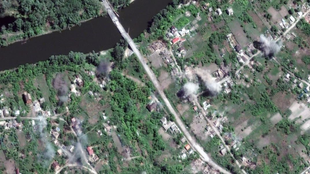 Артиллерийские взрывы вдоль реки Северский Донец и села Богородичное Донецкой области