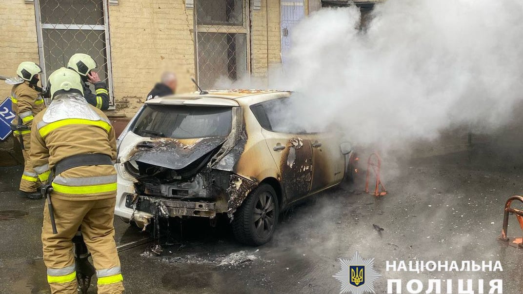 Пожежники загасили загоряння автівки в Голосіївському районі Києва